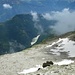 Gibidum Stausee (..und rechts den Aufstiegsweg: ab 2900 m gibt es noch ein bisschen Schnee)