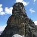 Der Großlitzner-Westgrat bietet im Aufstieg eine Kletterei bis IV (im überhängenden Riss, auf dem Bild schwarz und über der ersten Stufe gut erkennbar)