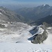 Der Hinter-Allalingrat und dahinter in der Tiefe Saas Fee.