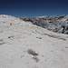Gipfelplateau Half Dome - Blick über das weitläufige Gipfelplateau, rechts: Clouds Rest.
