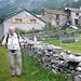 Paul, mit 86 unser älteste Wanderer, vor dem Weiler Maschihüs