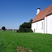Das Südtor der Wallfahrtskirche St. Willibald, im Hintergrund Jesenwang