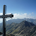 Am Gipfelkreuz mit Blick auf Sazmartinshorn und Ringelspitz