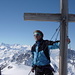 Samuel auf dem Gipfel des Gross Spannorts mit Ausblick weit in die Berner Alpen hinein