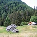 Die verlassenen Häuser der Alpe Wolf befinden sich auf einer kleinen Terrasse im ansonsten sehr steilen Abhang.