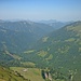 Blick über das Tal der Dürrach. Links Schafreuter, rechts Demeljoch.