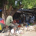 afrikanische Dorfszenerie mit Straßenhandel