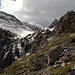 Blick zur Stirn des Lötschegletschers. Links über dem Gletscher ist die (orographisch rechte) Seitenmoräne erkennbar, über welche der Römerweg führt. 