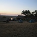 Zeltidylle bei Sonnenuntergang mitten in der Weite der Serengeti