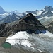 Platthorn (dunkle Pyramide in der Mitte). Die Spur über den Gletscher mit den blanken Stellen ist deutlich zu erkennen. 
