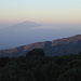 Blick in der Morgensonne vom Camp über Shira hinweg zum ca. 40 km entfernten Mt. Meru