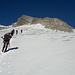 Aufstieg über den Glacier de Ténéhet mit Blick aufs Tagesziel. Man sieht, wir sind nicht alleine unterwegs.