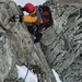 Klettern mit Steigeisen - wegen dem Raureif empfehlenswert. Bei trockenem Fels und Ausaperung später im Jahr kann die Eisausrüstung bei P. 3706 deponiert werden. 