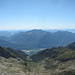das Gipfelpanorama: der Süden mit am rechten Rand dem Lago Maggiore sowie am linken 2 Armen des Lago di Lugano und in Bildmitte das Tamaro-Massiv 