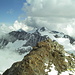 Der Blick von der Schaufelspitze nach Südosten. Erkennbar dass in den letzten Tagen einiges an Neuschnee kam