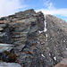 Durchgewalkter Stein am Gipfelgrat zum Laaxer Stöckli; dahinter der höchste Punkt. 