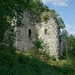 Vordere Wartenburg (431,4m). Die Burg war die bedeutendste der drei Wartenberger-Burgen. Die Überreste liegen auf einem breiten Felssporn im Norden des Wartenberges, der durch einen Halsgraben von diesem abgetrennt ist. Erbaut wurde die Feste Mitte des 12. Jahrhunderts und über das nächste Jahrhundert dauernd erweitert. Die Burg hat eine Ausdehnung von etwa 100 Meter Länge und der grössten Breite von 30 Metern. Der Bering ist im Norden durch Steinbruchtätigkeit zerstört, aber im Osten ist die Mauer noch sehr gut erkennbar und besonders eindrücklich ist die Südmauer. Vor Mitte des 15. Jahrhunderts wurde die Burg aufgegeben.