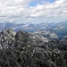 Dolomiten Total, mit Piz Duleda,2905m, Ostlichen und Westichen Puezspitzen(2913m) im Vordergrund, die Tofanen(di Dentro, di Mezzo und di Rozes), Antelao und Pelmo im Hintergrund.