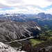 Tiefblick im Tal, Monte Stevia im Vordergrund, Sella und Langkofel-Plattkofel im Hintergrund