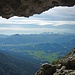 Blick aus dem Felsloch über die Kitzbüheler Alpen in die Hohen Tauern.