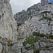 Anstieg zum Zettenkaiser: Am Grat angekommen, der schwierigste Teil liegt hinter uns. Links am Felsen steht übrigens "Für Geübte" - das kann sich doch dann wohl nur an absteigende Kletterer richten, oder?!?