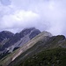 Der Kuchelbergkopf und dahinter die Kreuzspitze in Wolken gehüllt