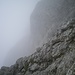 Der Abstieg von der Kreuzspitze (Richtung Ammerwaldstr.) bis zum Schwarzenkopf im oberen 1/3 mit Kletterei 1. Grades. (Der Nebel lässt alles natürlich noch gefährlicher aussehen aber wenn man selber davor steht findet man einen sicheren Weg)