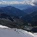 Aussicht vom Bivacco Rossi e Volante (3750m) über den Grande Ghiacciaio di Verra ins Valle d'Ayas in Italien.