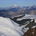 Aussicht vom Liskamm West / Lyskamm Occidentale (4479m) nach Südsüdwesten über den Castor / Castore (4223m) und die Gobba di Rollin (3899m) zum höchsten Berg Frankreihs und der Alpen, dem Mont Blanc (4810,45m). Rechts steht alleine der mächtige Grand Combin de Grafeneire (4314m).