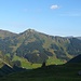 Vom Plateau, auf dem die Schönesbodenalpe liegt, schweift der Blick auf Lüchlekopf, Walmendinger Horn, Ifen und den Gottesacker