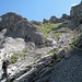 Nach der Traverse unter der hohen Felswand führt diese Geröllgrasflanke hinauf auf den Grat