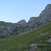 Blick vom Mettener Butzli zum Alpler Tor. Der Weg schlängelt sich von rechts nach links durch das Felsband