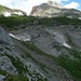 Kessel der Alp Zanin, beim linken Schneefleck die wahrscheinlich gebräuchliche Aufstiegsroute zur Bifertenhütte. Oben Piz d'Artgas