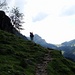 im Aufstieg auf dem Heitertanndliweg nach der Alp Ober Lauelen 