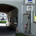 Hinter dem Tor liegt der Wirtsgarten des Bräustüberls.<br />Das blaue Schild über dem gelben Fahrradzeichen zeigt an, dass hier auch der Jakobsweg vorbeiführt