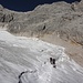 über zugeschneite Spalten geht's weiter hoch;<br />der neue Einstieg über der Randkluft ist gut erkennbar an der aufwärts kletternden Gruppe von Ecuadorianern (mit deutschen Bergführern)