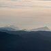 Die markanten Formen von Pilatus und Rigi zeichnen sich am Horizont ab