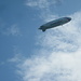Zeppelin aus Friedrichshafen bei einem seiner Rundflüge für zahlende Passagiere