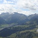 das Panorama zeigt rechts hinter Lech u.a. die lohnenswerten Spullers-Schafberg und Mohnenfluh