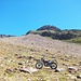 Inmitten dieser alpinen Landschaft entdecken wir ein anscheinend herrenloses Motorrad :D