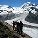 Unsere lustige Gruppe unterwegs über dem Gornergletscher zur Monte Rosahütte. Im Hintergrund links der Dufourspitze (4633,9m) ist das Nordend (4609m) zu sehen. Rechts ist der mächtige Liskamm (vorn Westgipfel 4479m, hinten Ostgipfel 4527m).