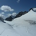 Und jetzt noch etwas runter und rüber zur Marco e Rosa Hütte 3600m. Rechts oben die Bernina, links von ihr der felsige Piz Scerscen und noch mehr links der Piz Roseg