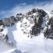 Aussicht vom Nordend Südgrat in den Silbersattel (4515m) und hinüber zum Grenzgipfel (4618m), dem östlichen Vorgipfel der Dufourspitze. Durch das Couloir leitet der Winteraufstieg auf die Dufourspitze.
