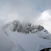Nordend (4609m): Gipfelaussicht zur gegenüber liegenden Dufourspitze (in der Wolke; 4633,9m) und zum Grenzgipfel (links; 4618m).