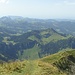 auf dem Forstberg erweitert sich das Panorama um den Blick ins Muotathal hinunter;
die Bergstation der Sternen Sesselbahn rückt in Sichtweite