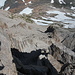 Gipfel Matterhorn Peak - Blick in südöstliche Richtung entlang der Südost-Flanke hinunter zum Horse Creek Pass. Mittig sind die Felstürme zu erkennen, die im Aufstieg zur Orientierung dienten.