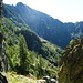 Abstieg in den riesigen Kessel der Alpe Cuasca zuoberst im Val Coglio
