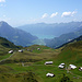 Links die Alpe Seemad, rechts vorne die Alpe Hinder Tschuggi. In der Tiefe der Brienzer See.