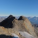 Blick auf das Gross Bigerhorn von Süden. Die markante Platte kurz vor dem Gipfel kann unschwer von unten rechts nach oben links überstiegen werden.
