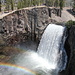 Rainbow Falls - Blick vom oberen Aussichtpunkt auf Wasserfall und Regenbogen.